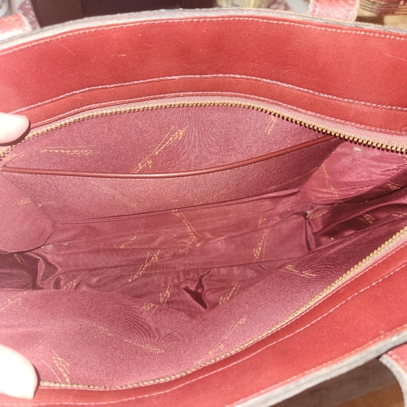 Brown Shoulder Bag with Glossy Finish and Elegant Design - Picture 7 of 11